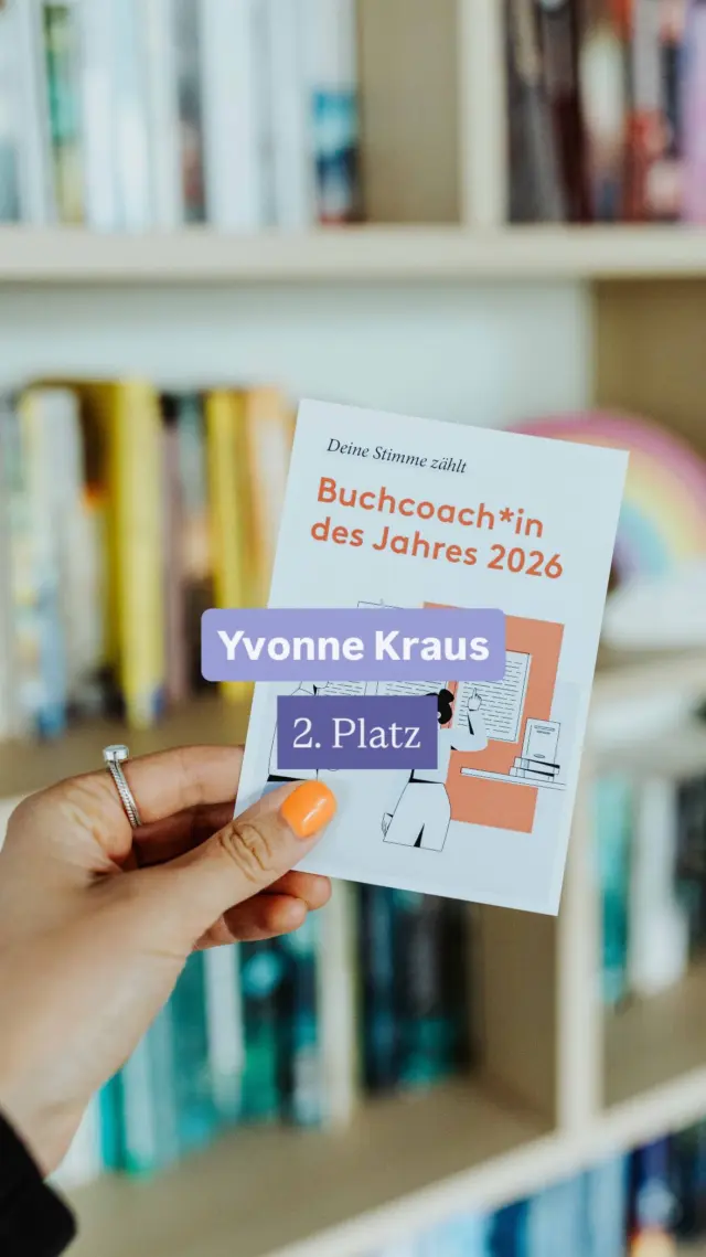 Nachdem wir euch in der vergangenen Woche die Gewinnerin @barbara_pachleberhart Buchcoachwahl 2026 vorgestellt haben, machen wir heute weiter mit Platz 2: @yvonnekraus 🥰 

Im letzten Jahr hat Yvonne die Wahl gewonnen und dass sie dieses Jahr wieder auf dem Treppchen gelandet ist zeigt, dass sie dort genau richtig ist. Sie begleitet Autor*innen dabei, ihren Traum vom eigenen Buch zu verwirklichen und die kleinen und großen Hürden auf dem Weg zu meistern. Schreiben und Veröffentlichen sind für sie Fähigkeiten, die man wie jede andere erlernen kann. ❤️ 

Auch ihr haben wir drei Fragen gestellt, damit sie uns ein paar ihrer Tipps zum Schreiben mitgeben kann:

👉🏻 Was ist das Schönste daran, andere Menschen auf ihrem Weg zum eigenen Buch zu begleiten?
👉🏻 Wie findet man die richtige Balance zwischen Beschreibung, Handlung und Dialog?
👉🏻Was tun, wenn man in der Mitte des Romans feststeckt? Wie rettet man sich aus diesem Tief heraus?

BUCHMARKETING | BUCHCOACHING | BUCH SCHREIBEN | BUCH VERÖFFENTLICHEN | VERMARKTUNG | BOOKSTAGRAM